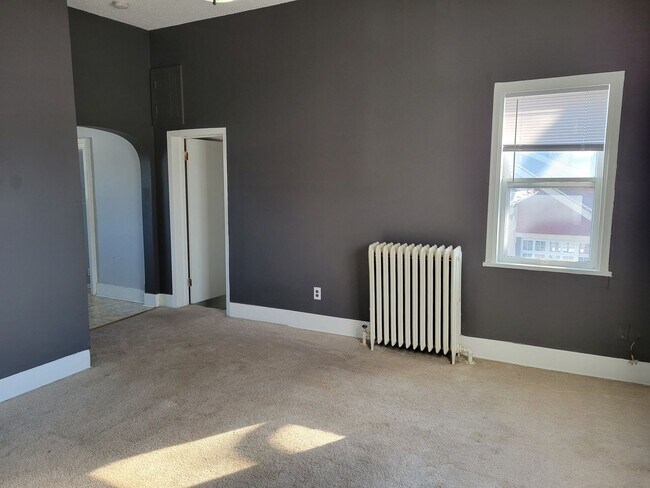 Building Photo - 315 E Maple St