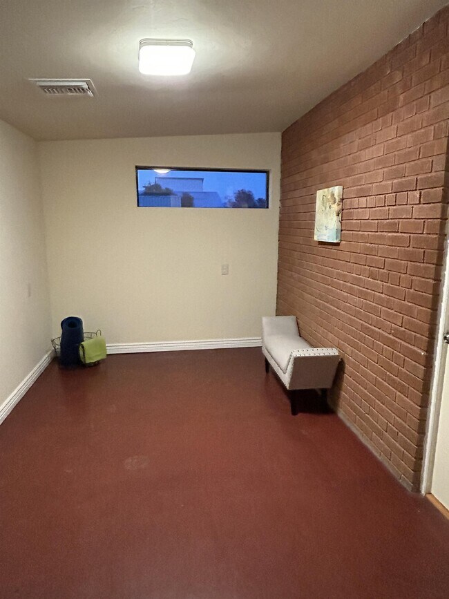 Building Photo - 902 S Fremont Ave