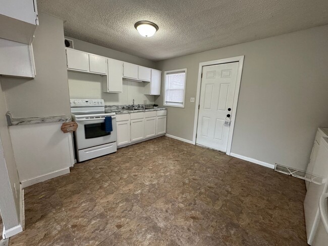 Building Photo - Cozy 3 Bed, 1 Bath Home with Main Floor La...