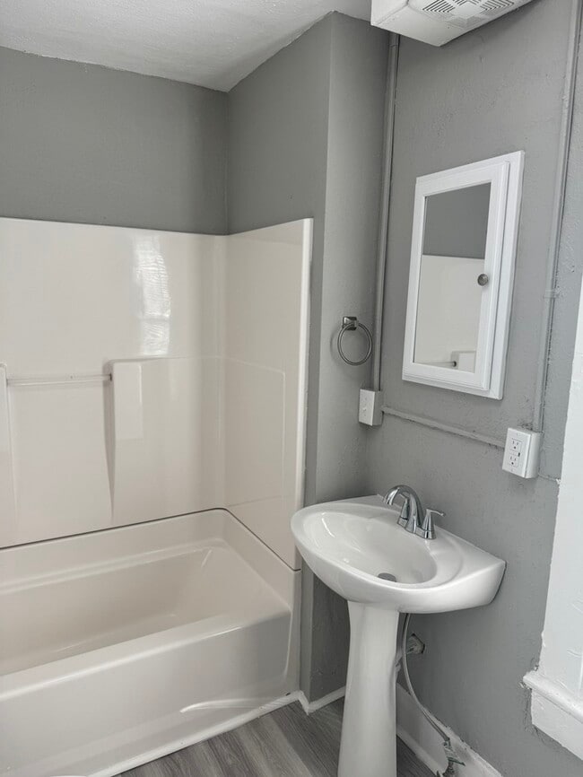 Building Photo - 1020 Sharpe Ave