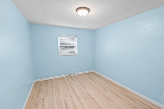 Building Photo - 113 E Apple St