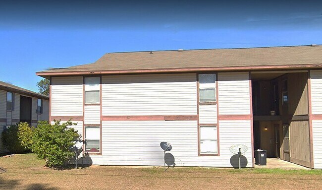 Building Photo - 605 Hospital Dr