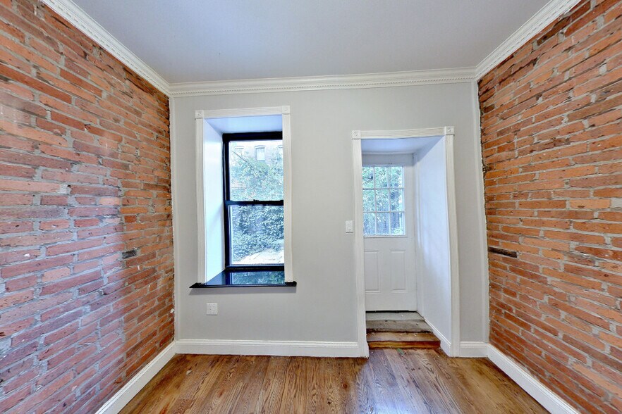 Building Photo - 127 E 7th St