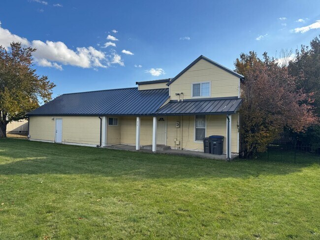Building Photo - Beautiful 4-Bedroom Home on a Private, Treed Lot in North Ellensburg