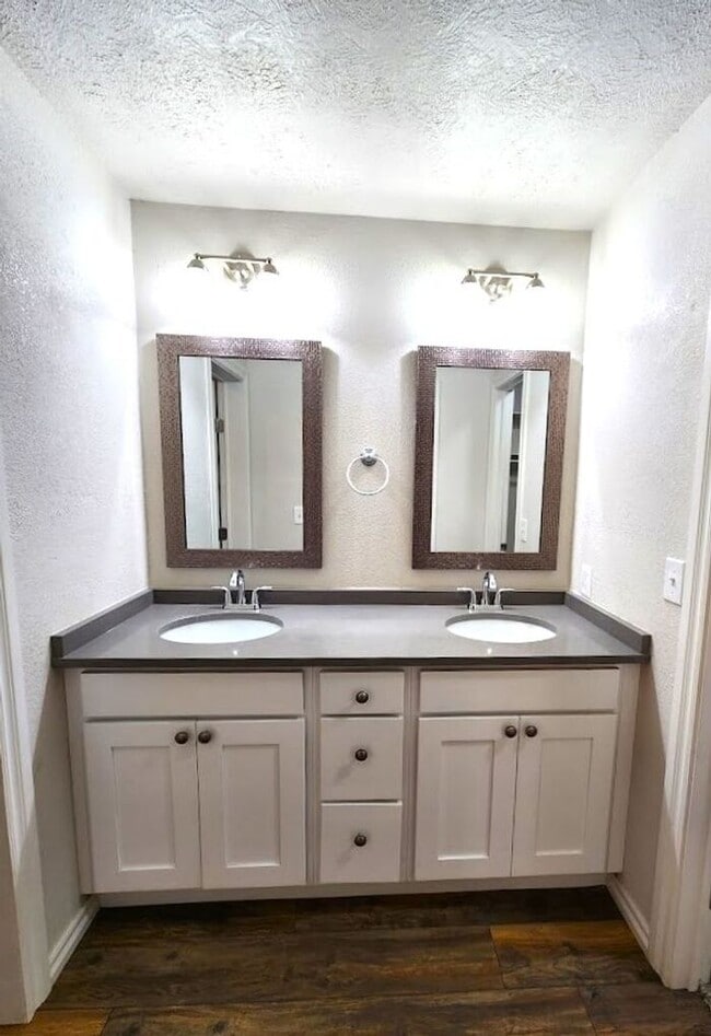 Building Photo - 4 Bed 2.5 Bath 2 Car Garage in Camelot Addition NW OKC