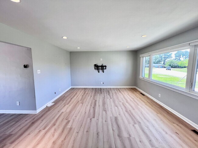 Building Photo - Stunning Renovated Ranch off Indian River