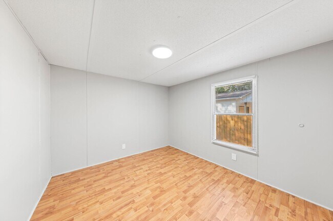 Building Photo - 700 Persimmon St