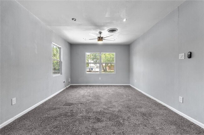 Building Photo - 2105 Fort View Rd