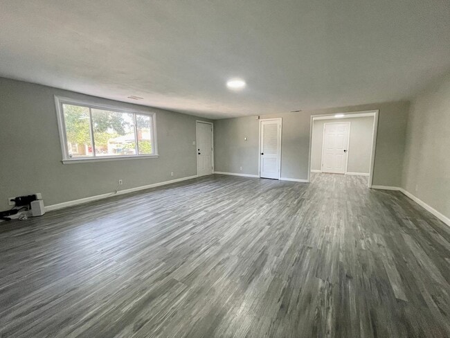 Building Photo - 3561 Champlain Ln