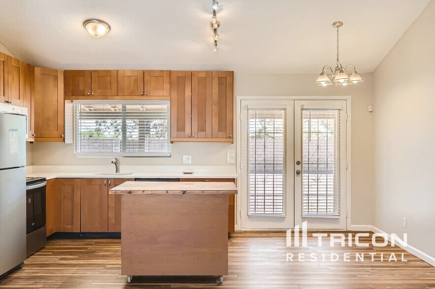 Building Photo - 673 E Estrella Dr