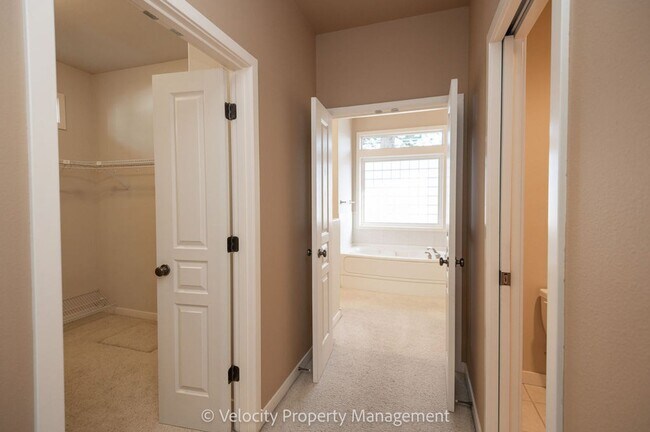 Building Photo - Single Level Home Near Rivers Edge Golf Course!