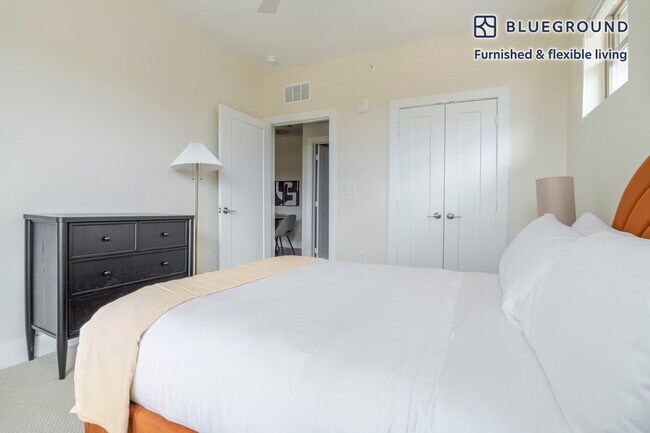 Building Photo - 1501 W Howard Ln