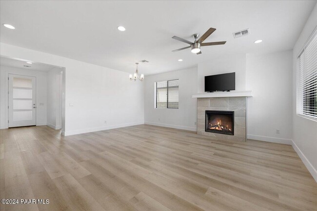 Building Photo - 5985 Finch Pl