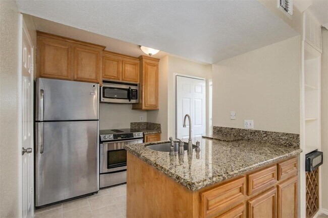 Building Photo - 6202 Skyline Dr