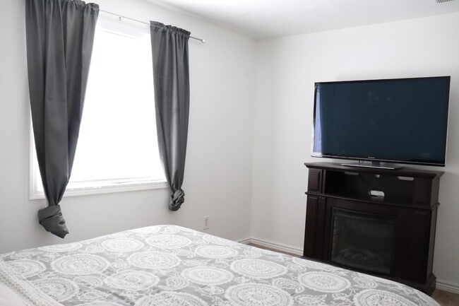 Building Photo - 44 W 2700 S