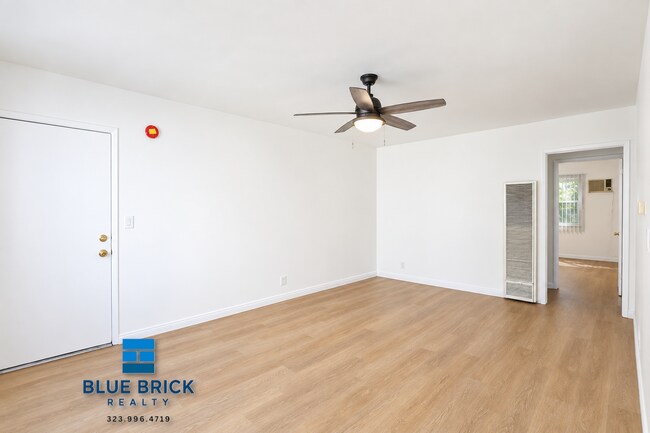 Building Photo - 12805 Vanowen St