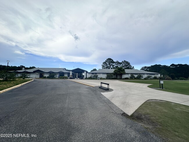 Building Photo - 4545 Golf Ridge Dr