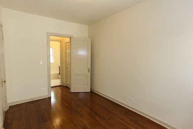 Building Photo - 4712 N Racine Ave