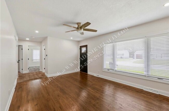 Building Photo - Lovely Ranch in Lenexa-Available NOW!!