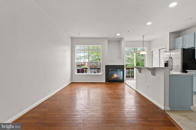 Building Photo - 13044 Town Commons Dr