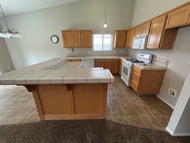 Building Photo - 3 Bedroom 2 bathroom home on NE Visalia cu...