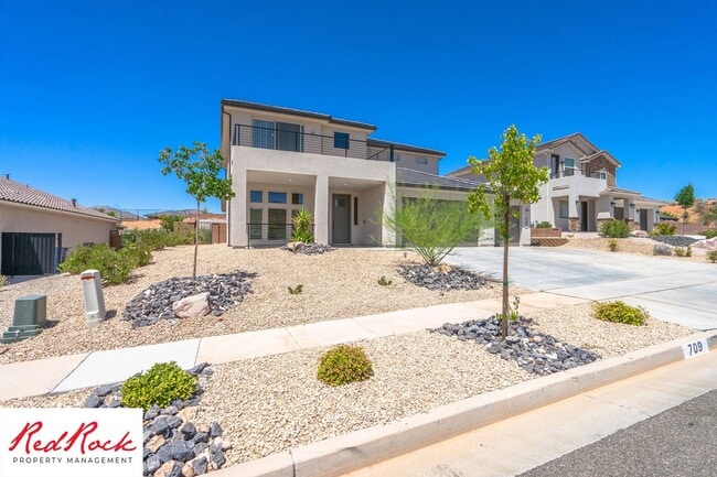 Building Photo - Stunning 4 Bedroom Home. Dog friendly!