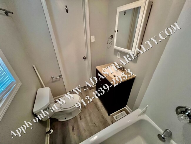 Building Photo - MOVE IN SPECIAL!! ADORABLE and CLEAN 2 Bed...