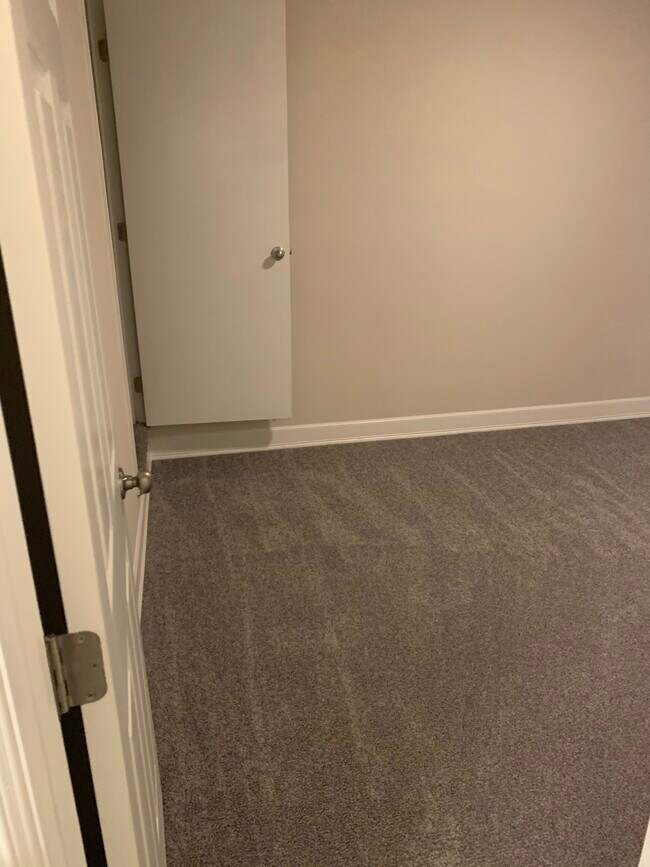 Building Photo - 281 Oak Dr