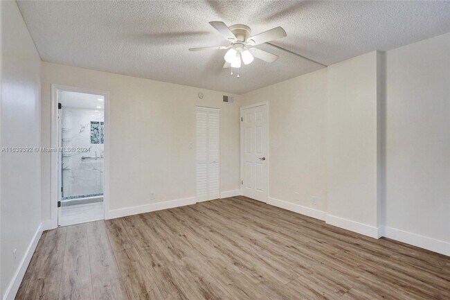 Building Photo - 119 Royal Park Dr