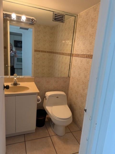 Building Photo - 5601 Collins Ave