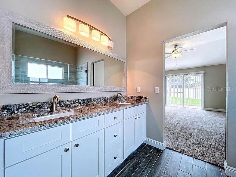 Building Photo - 2049 Darlington Oak Dr