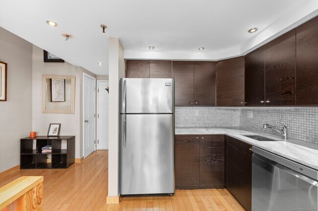 Building Photo - 25 Grand St