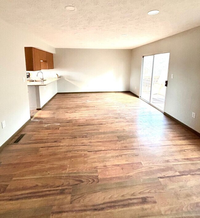 Building Photo - Charming 3BR Townhome in Pittsburgh