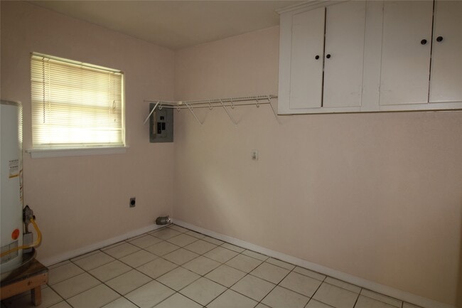 Building Photo - 1800 Richardson Ln