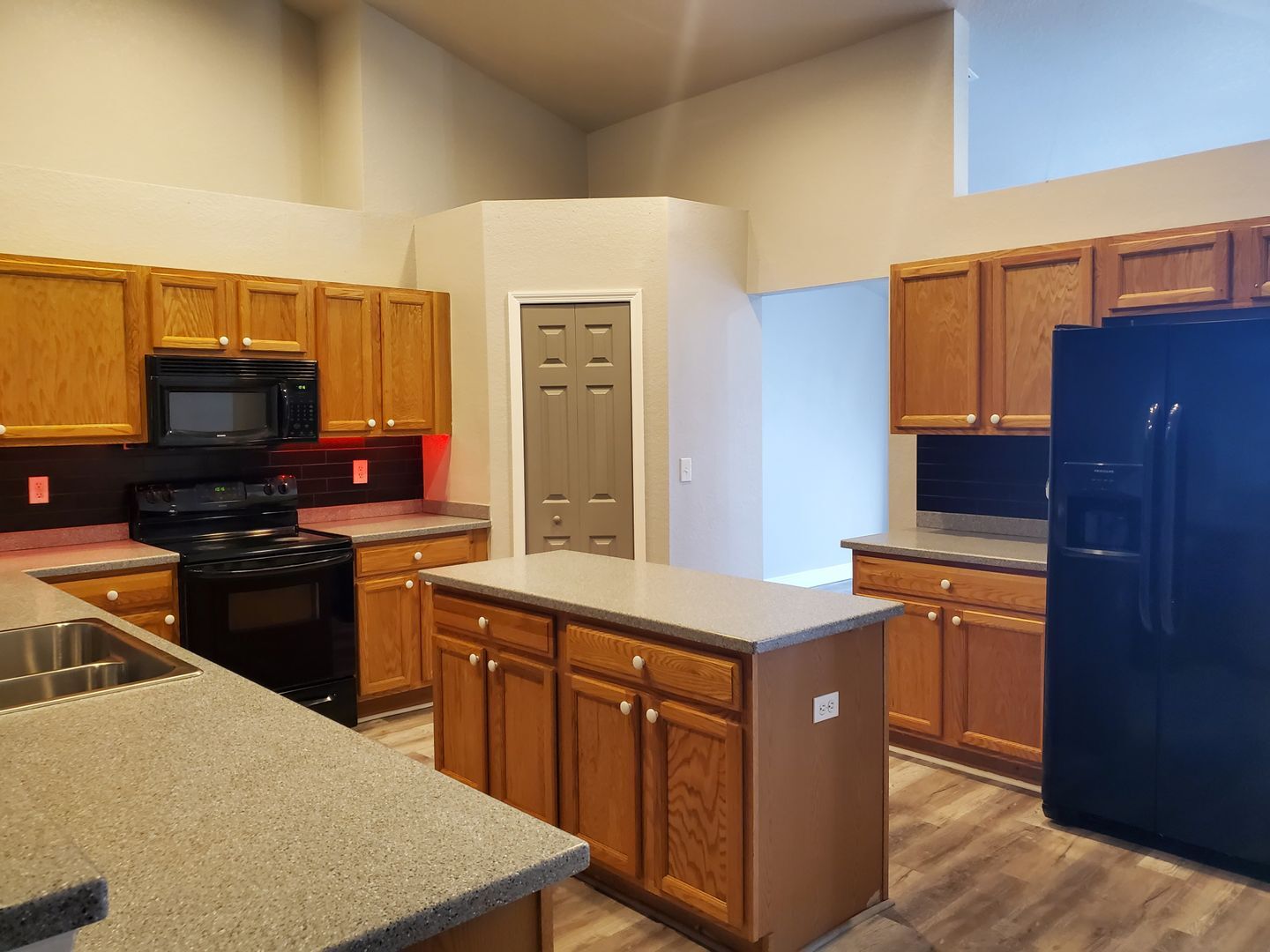 Building Photo - 445 Reading St