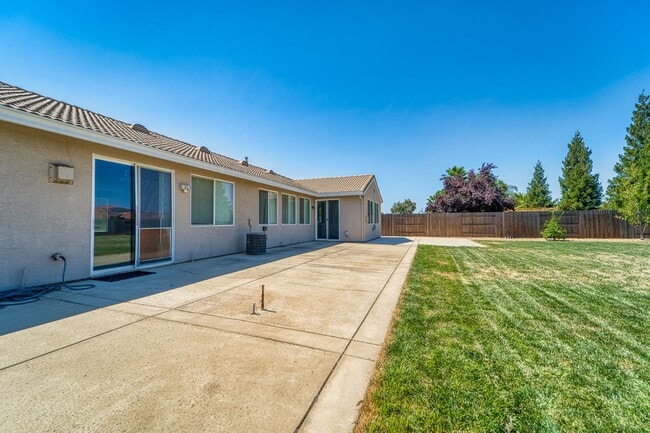 Building Photo - Stunning 4-Bedroom Home with Spacious Yard