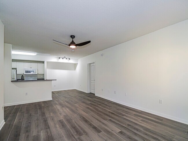 Building Photo - 5090 Fairways Cir