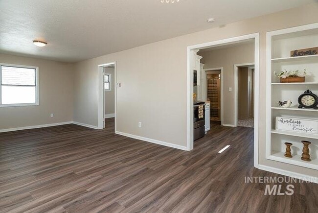 Building Photo - Charming 2 Bed, 1 Bath Single-Family Home with Large Backyard & RV Hookups!