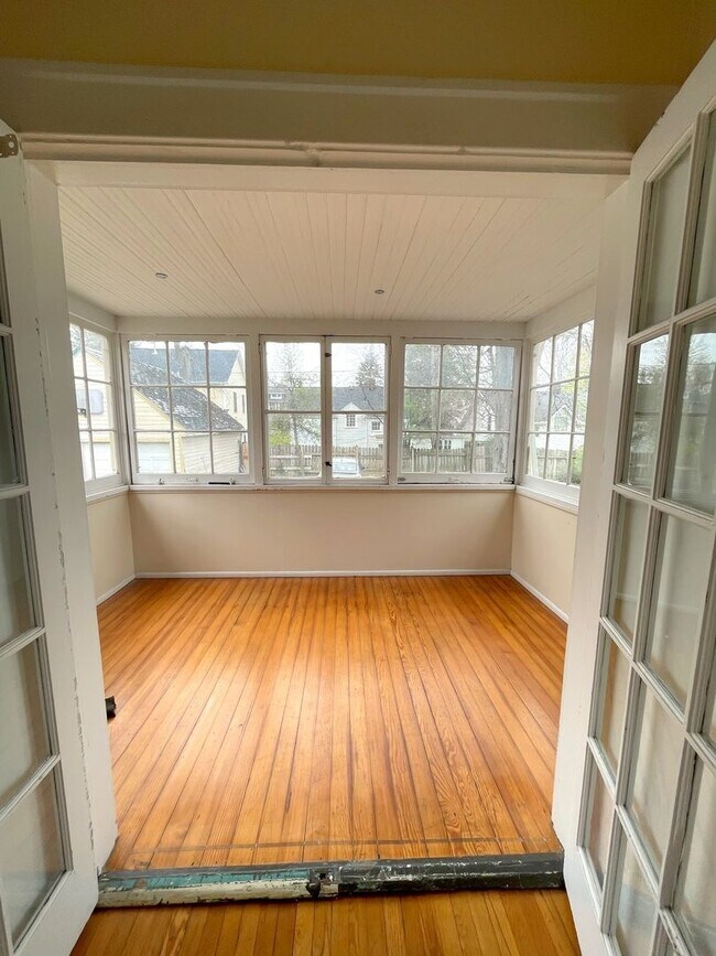 Building Photo - 903 Dewey Ave