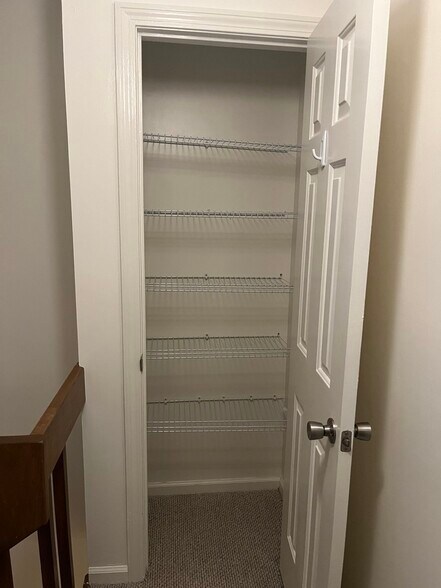 Building Photo - 565 Quaker Ln