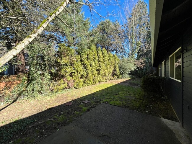 Building Photo - Beautiful 2 Bed, 1 Bath Duplex in SW Portland! Enjoy Private Yard, Spacious Floorplan in a Great ...