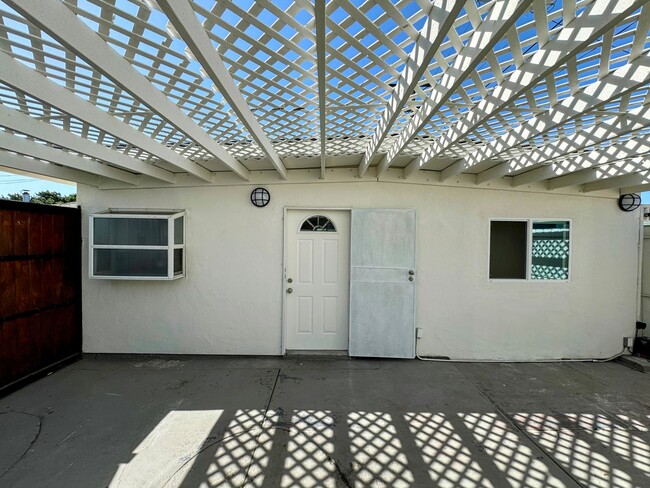 Building Photo - North Pacific Beach 1 Bedroom/1 Bathroom w...