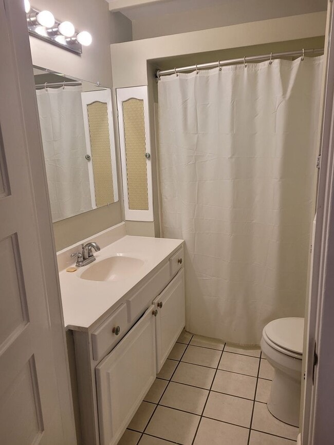 Building Photo - 3 bedroom 2 bath