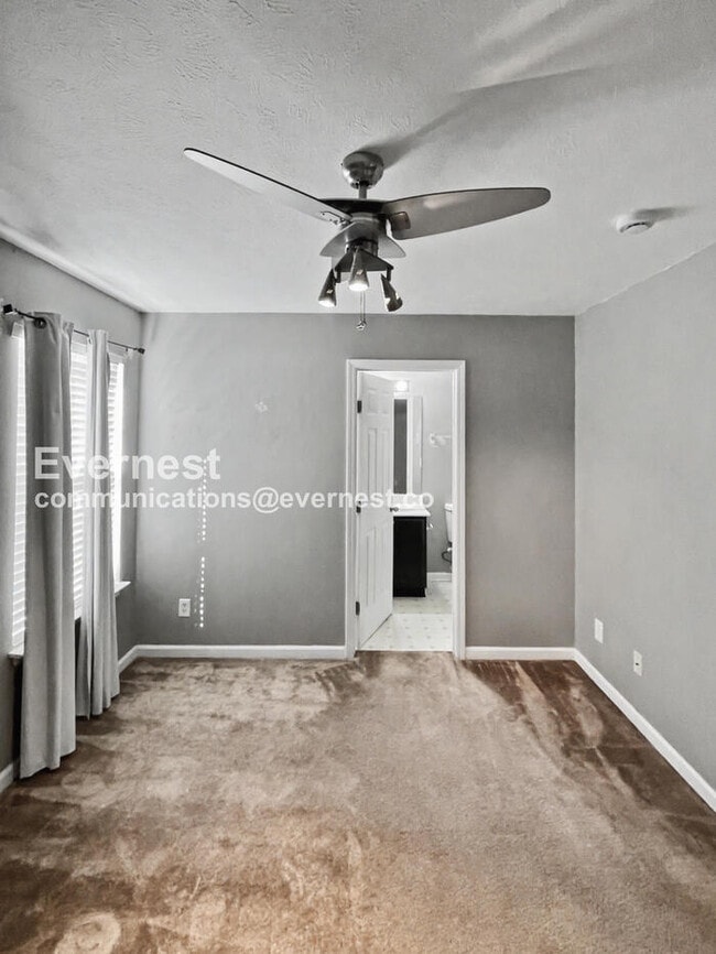 Building Photo - 142 Oak Valley Cir