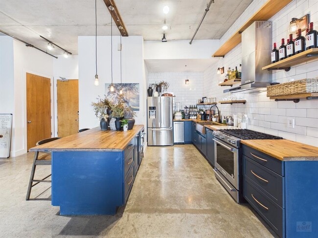 Building Photo - 800 W 5th St