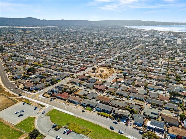 Building Photo - Upper Seaside four bedroom and two bath