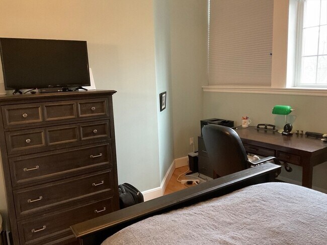 Building Photo - 52 Sanborn St