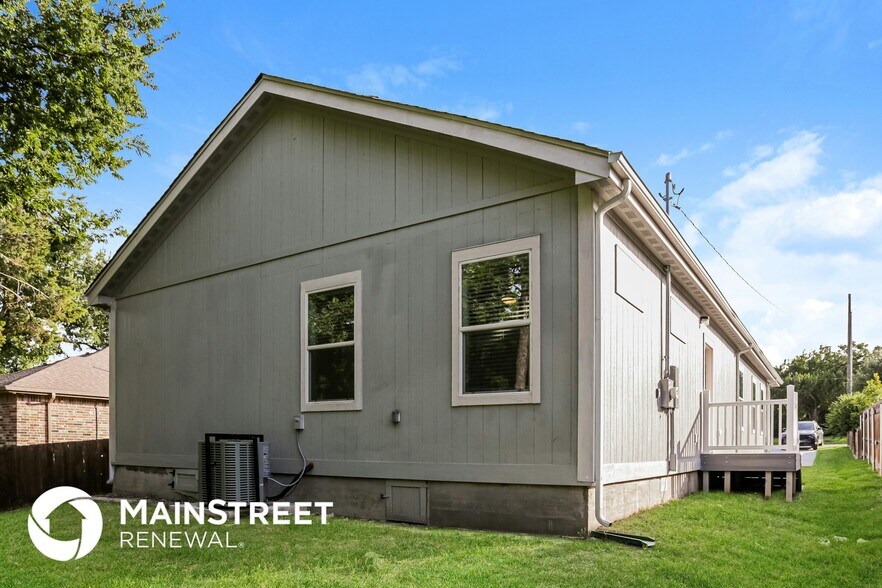 Building Photo - 4330 Fernwood Ave