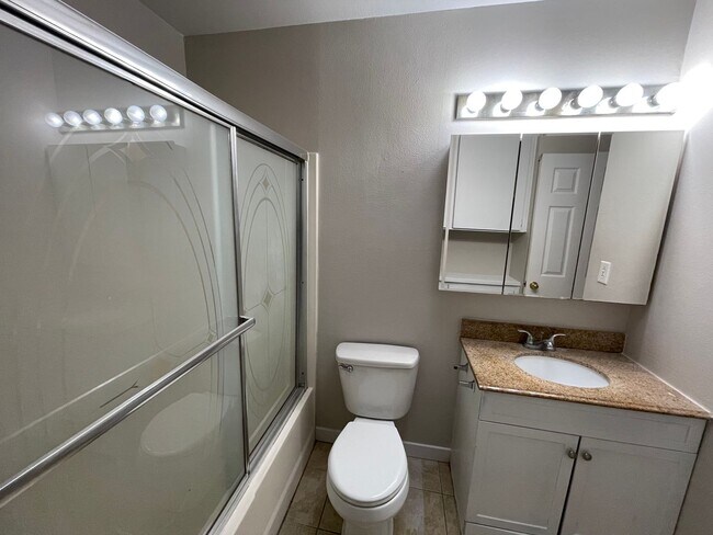Building Photo - Wonderful 3 Bedroom Move-In Ready