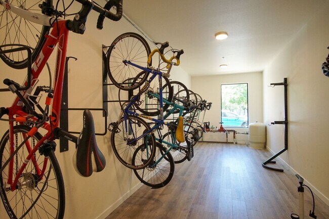 Building Photo - App Fee Special: Top Floor Modern 2 Bdr w/ W&D + AC!